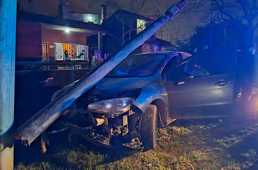Huyó de control y chocó contra un poste: circulaba con auto robado en Lomas de Zamora
