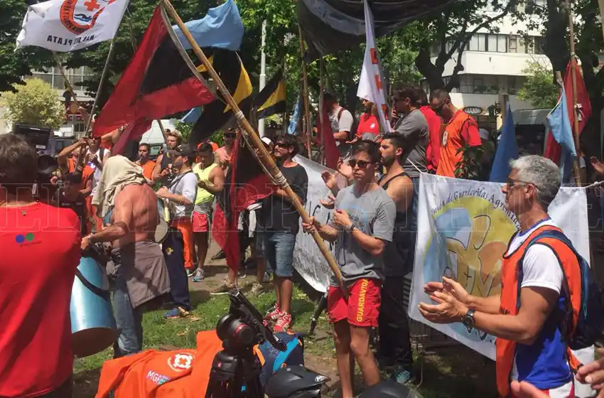 Guardavidas amenazan con inminente medida de fuerza por falta de pago