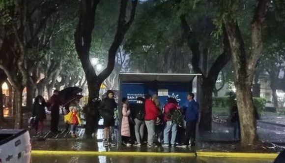 La parada de colectivos un día de lluvia