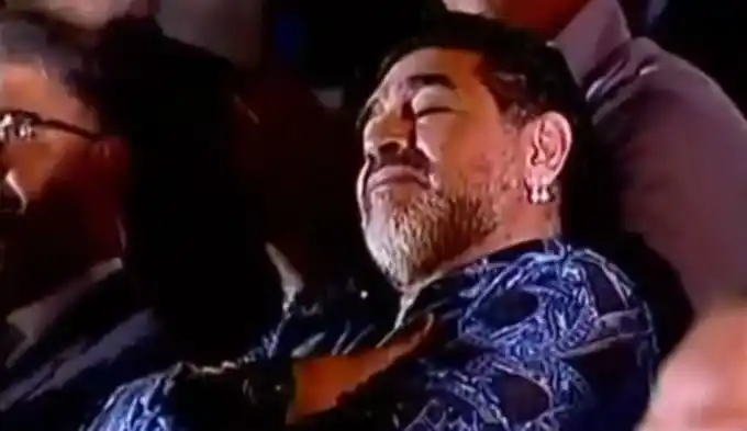Maradona se durmió en un discurso de Maduro
