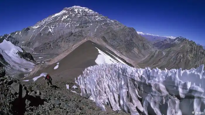 Huelga con “altura”: un paro de porteadores pone en peligro los ascensos al Aconcagua