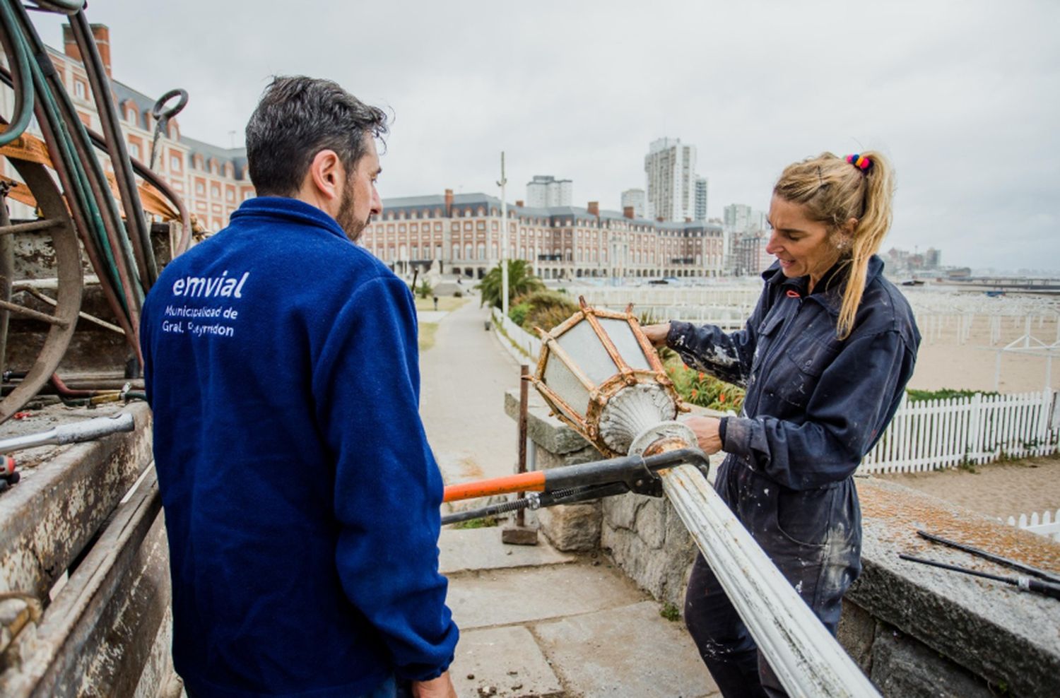 Trabajan en la conservación de un nuevo tramo de farolas de la Rambla