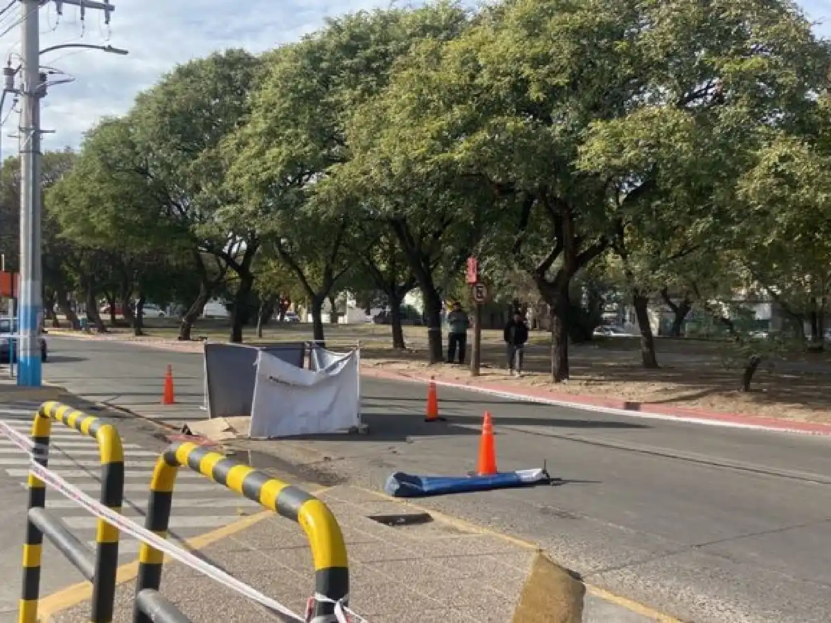 Córdoba: un hombre quiso subir al colectivo, cayó y murió arrollado
