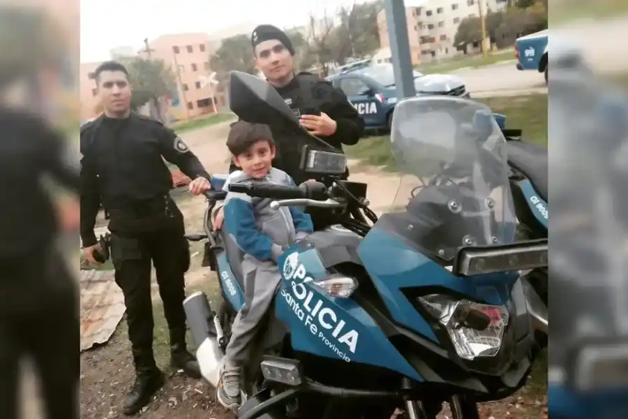 Firmat: El niño que sueña con ser policía