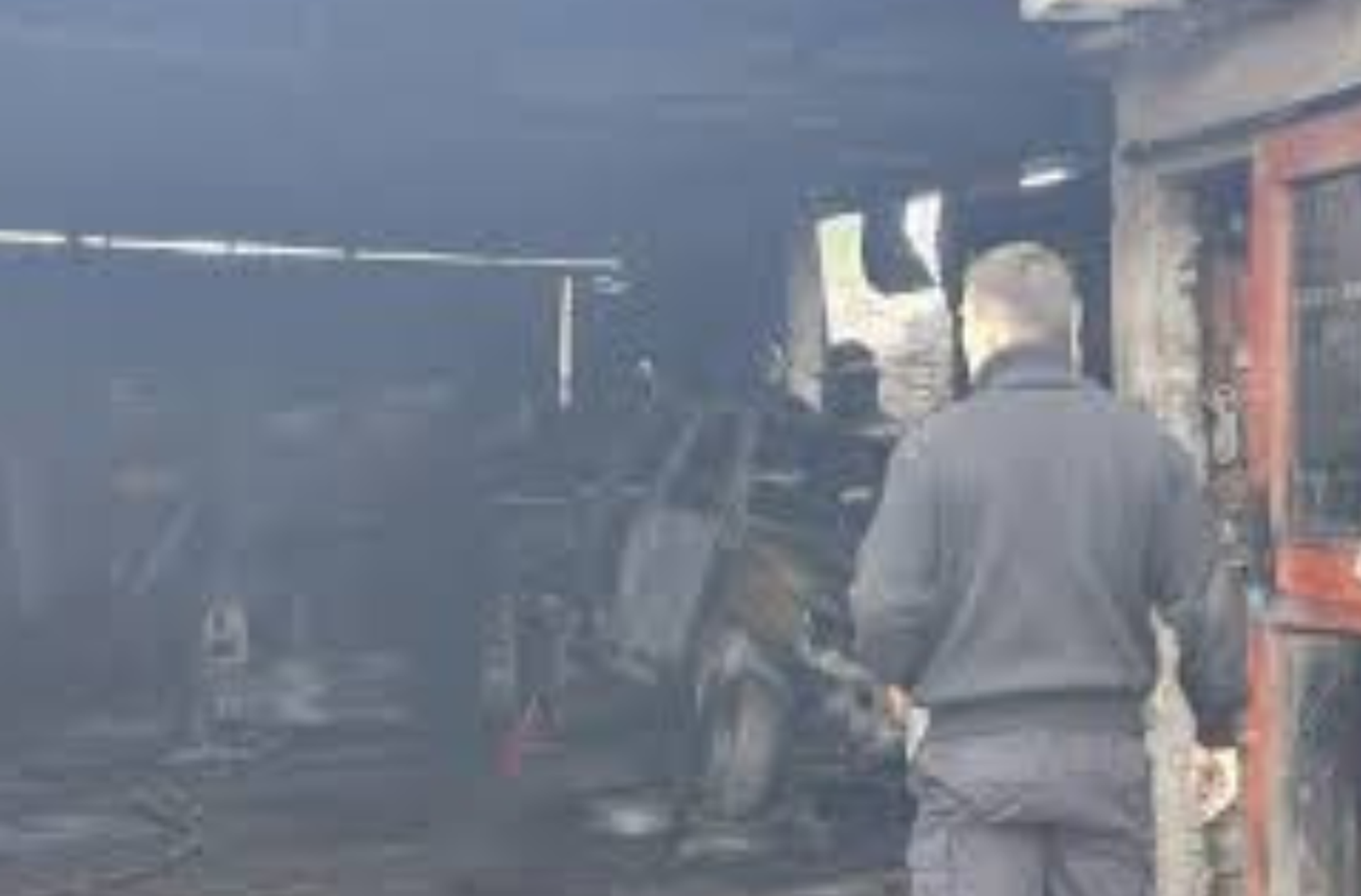 Incendio en un taller mecánico de Empalme Graneros dejó dos autos carbonizados y daños a casas linderas