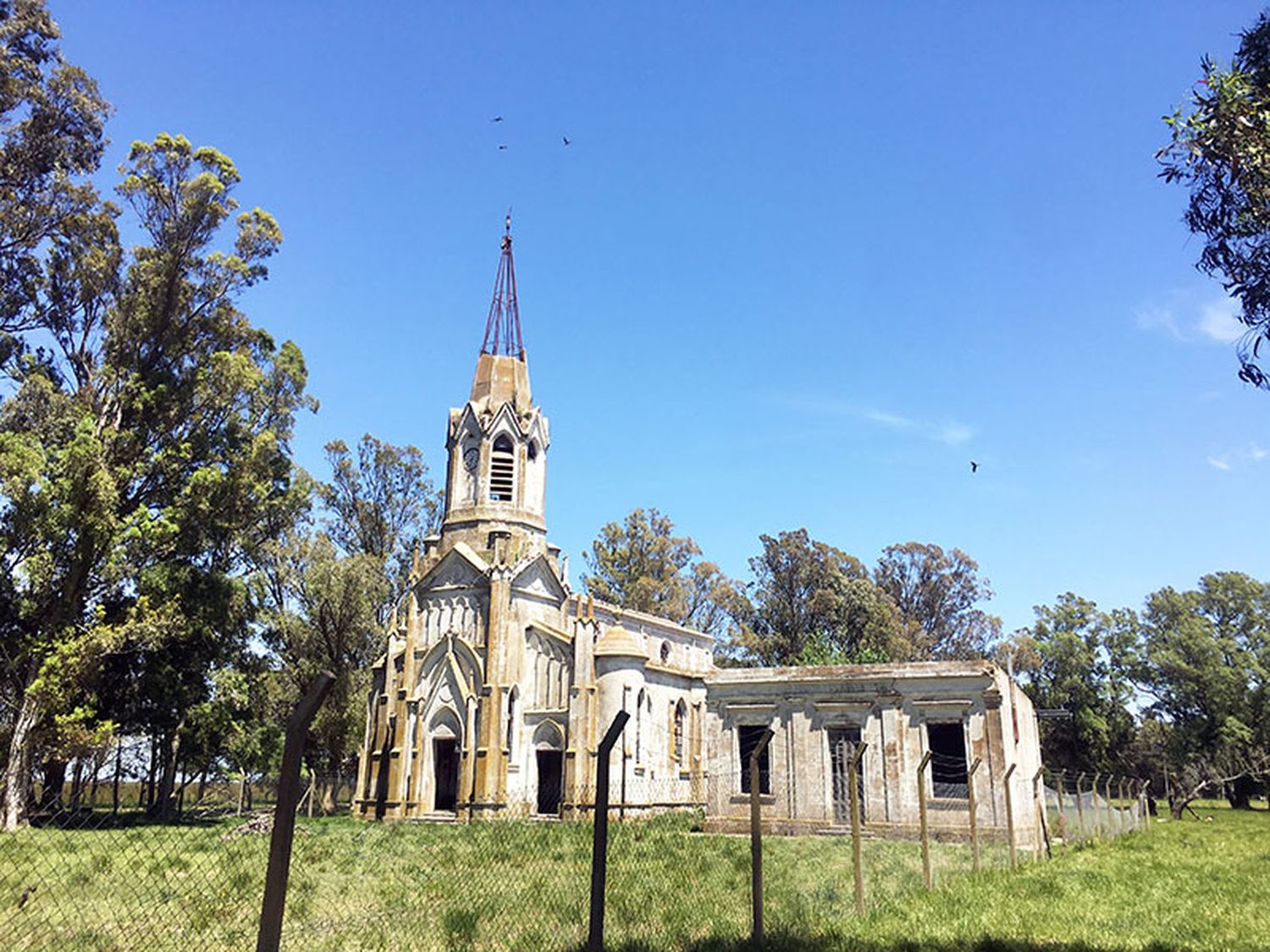 La iglesia abandonada de Vivoratá, un enigma a la vera de la Autovía 2