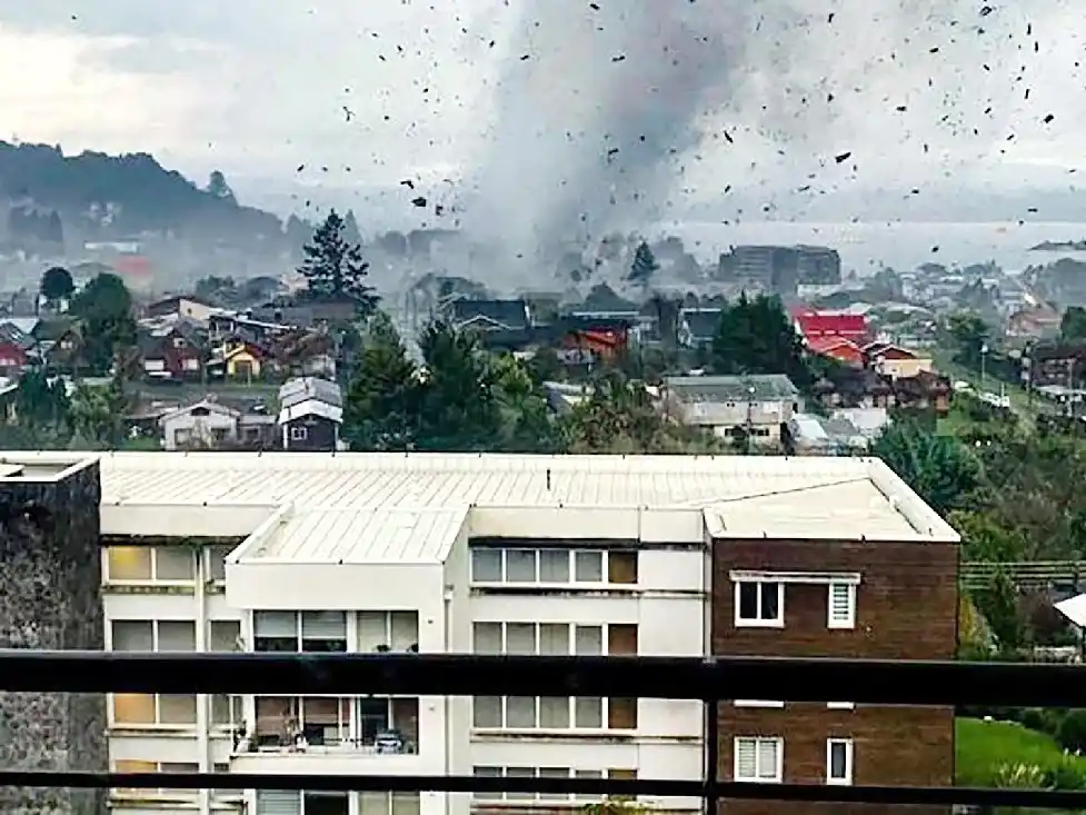 El tornado dejó 19 heridos y 250 viviendas dañadas.