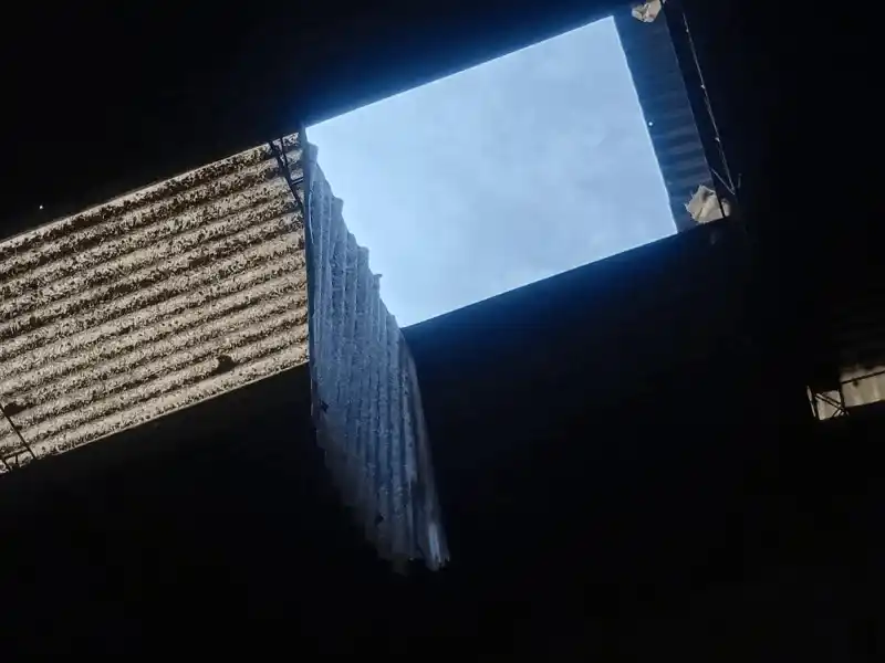 Una parte del techo cedió y el hombre cayó al suelo