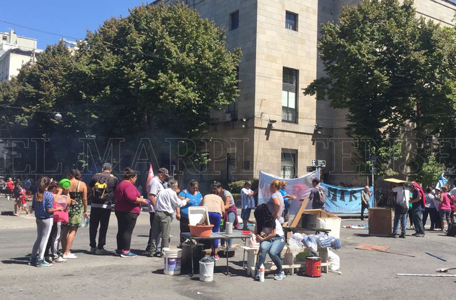 Organizaciones sociales mantienen un acampe frente a la Municipalidad