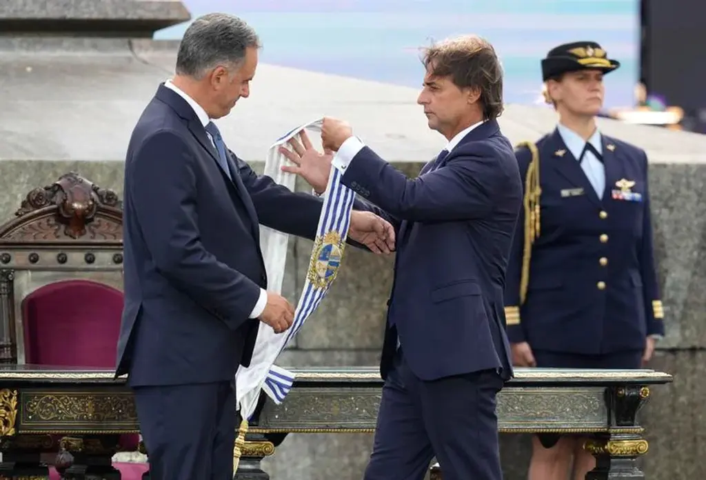 Lacalle Pou le coloca la banda presidencial al flamante Presidente
