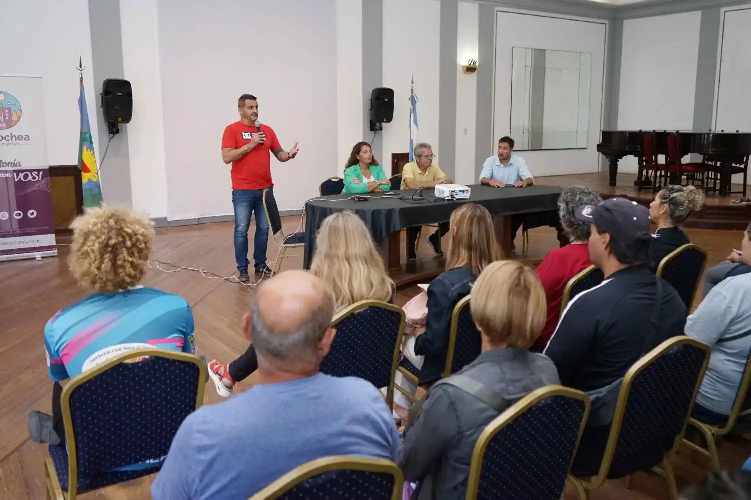 El Profesor Marcos Bertone, durante la apertura de inscripciones de "Todos al Agua"