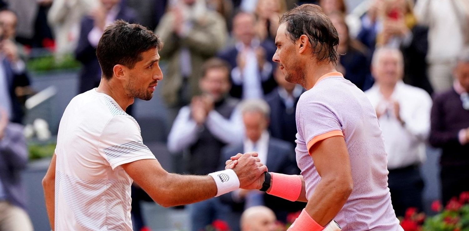 El momento del saludo y del pedido de Pedro Cachin a Rafael Nadal, tras el partido que los enfrentó en el Masters 1000 de Madrid