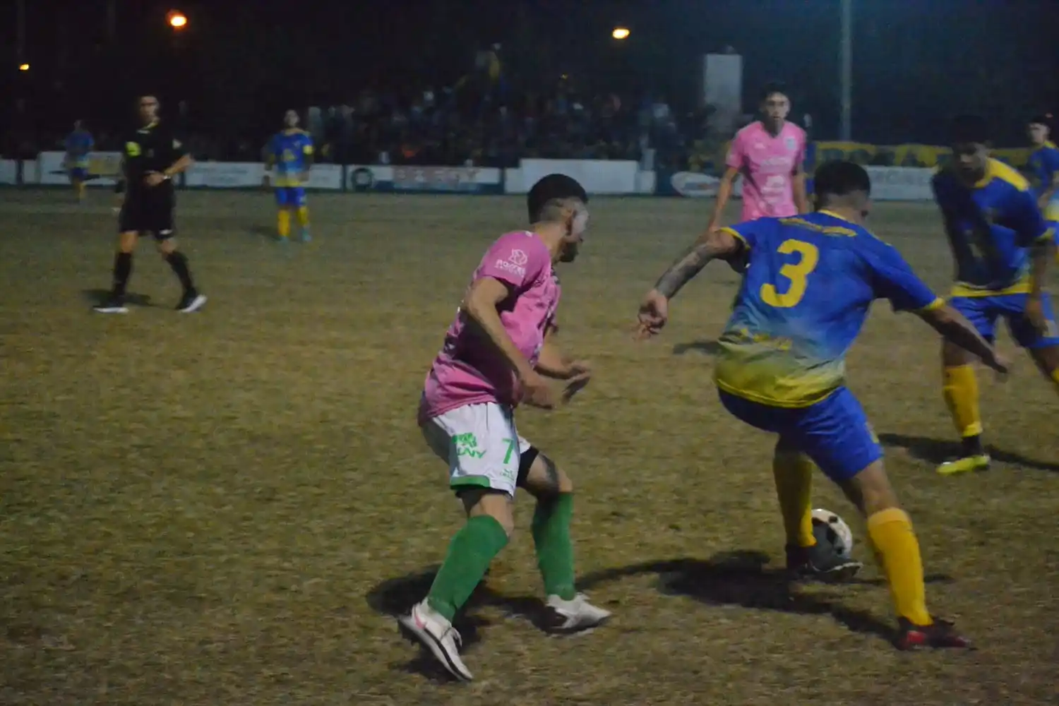 La verde y el quintero disputando la 2ª fecha de la Liga Regional. El partido fue suspendido por incidentes.