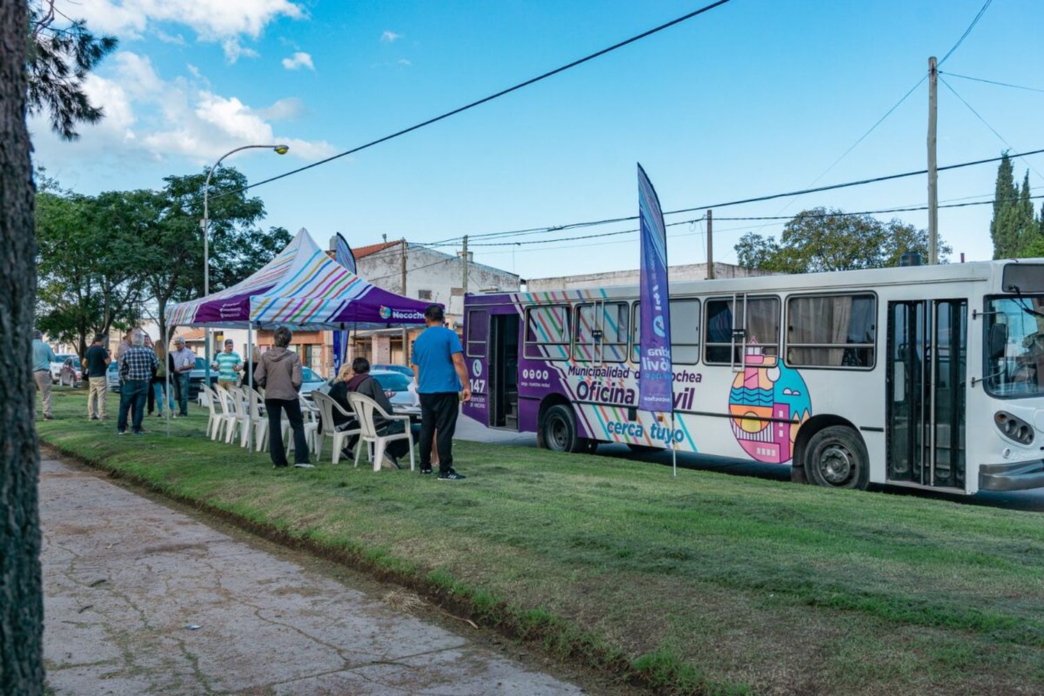 Quién es el Intendente que se armó la oficina en un colectivo y sale a recorrer el municipio para atender a los vecinos