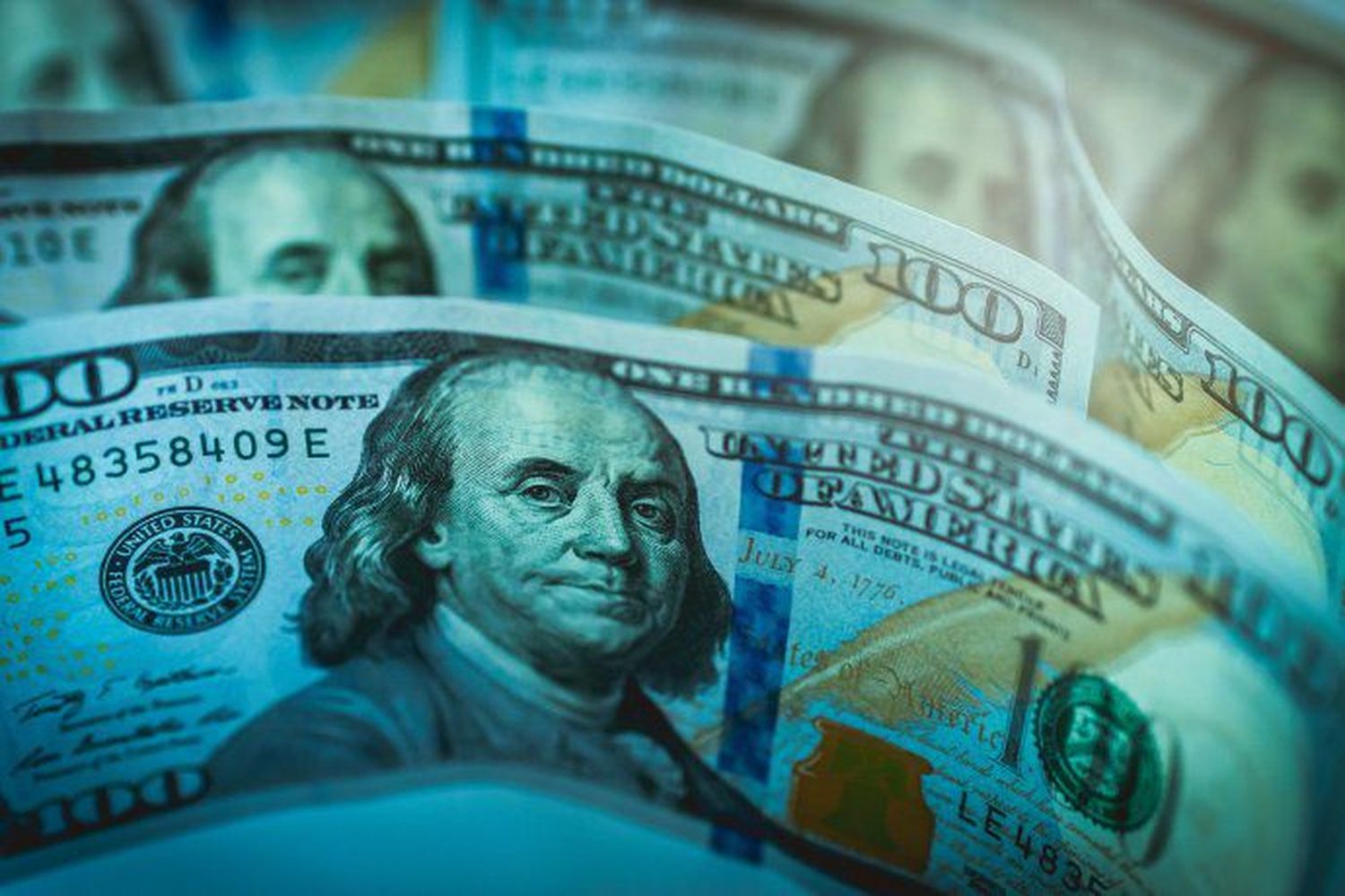 El dólar blue subió un peso y cerró el jueves a $493