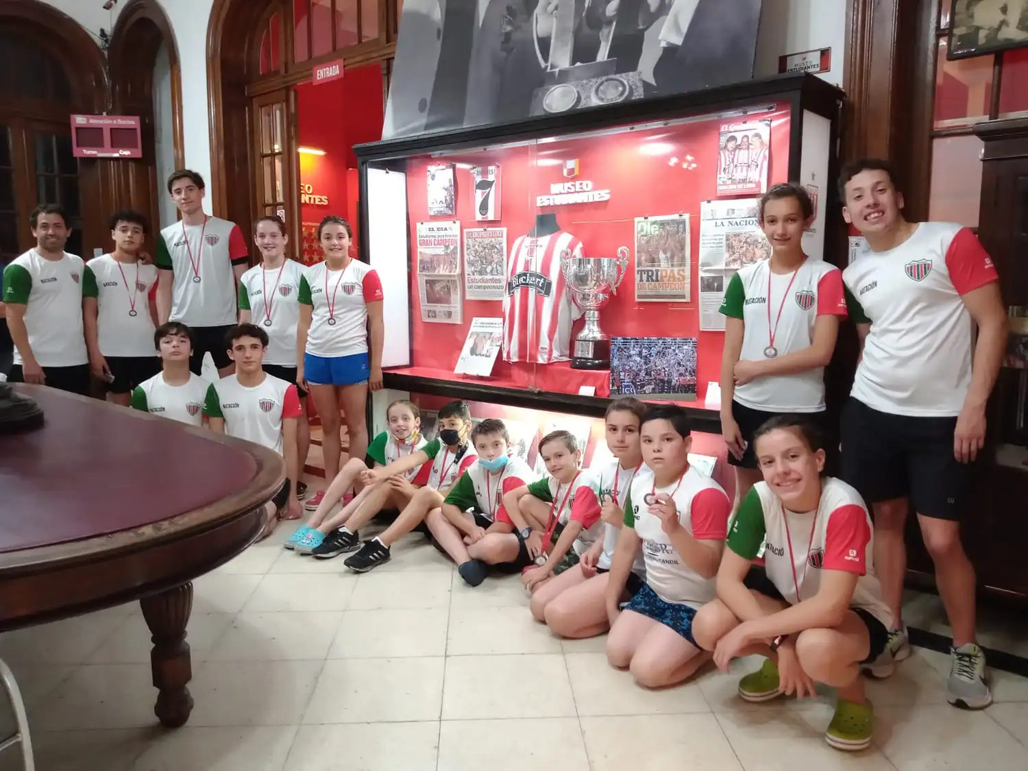 La delegación tandilense, en el museo de Estudiantes de La Plata.