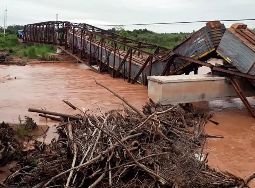 Se derrumbó un puente en el río Colorado cuando pasaba una formación ferroviaria