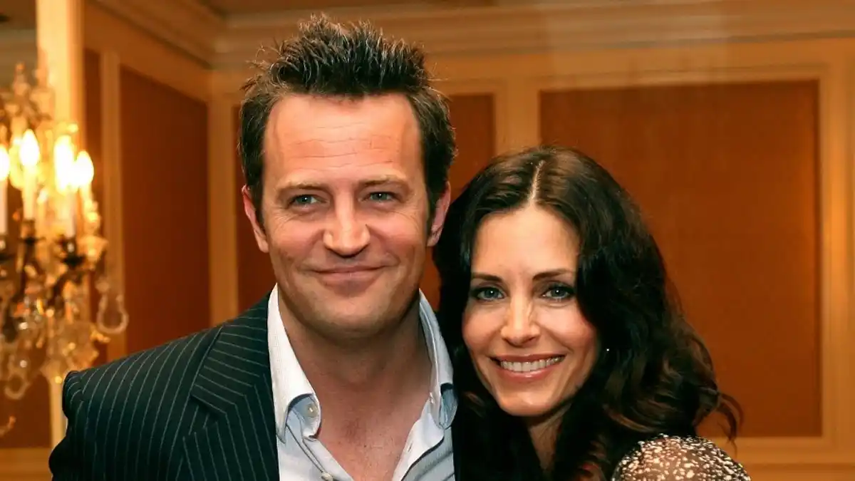Courtney Cox afirma que Matthew Perry la visita