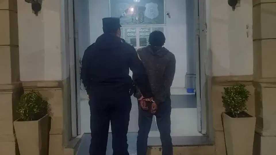 Tenía arresto domiciliario pero lo encontraron por la calle con rollos de cable y cobre