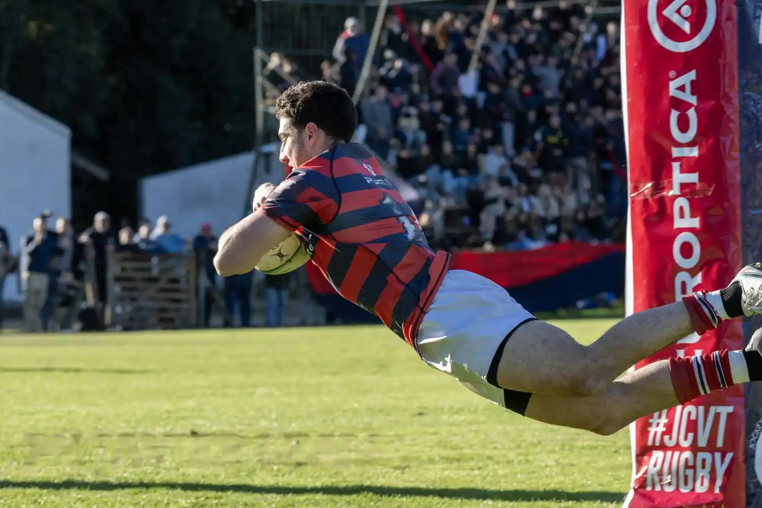 Dino Prevosto volando para anotar el primer try de la tarde. Foto gentileza: Javier Leali.