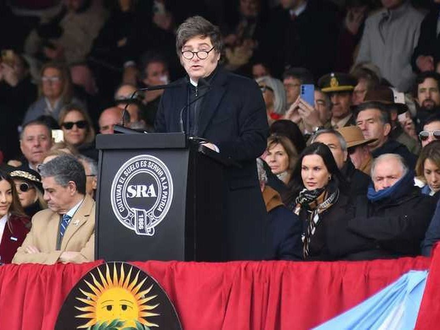Milei, “rebenque en mano” pegó con el cabo y el arreador