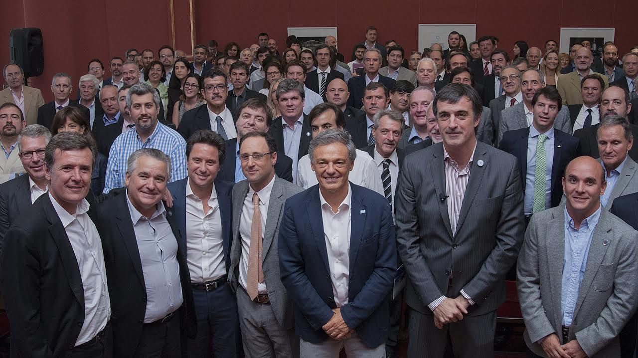 26 empresas paranaenses firmaron convenios con el Gobierno para incorporar programadores