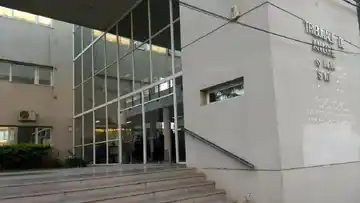 Prohibieron que un padre tenga celular y asista a carreras de autos por no pagar la cuota alimentaria de su hija