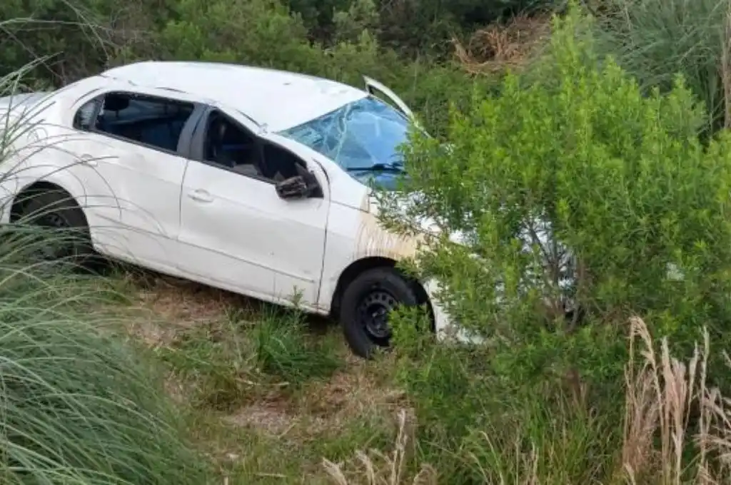 Volcó un auto en el rulo de la Autopista y la Circunvalación Oeste
