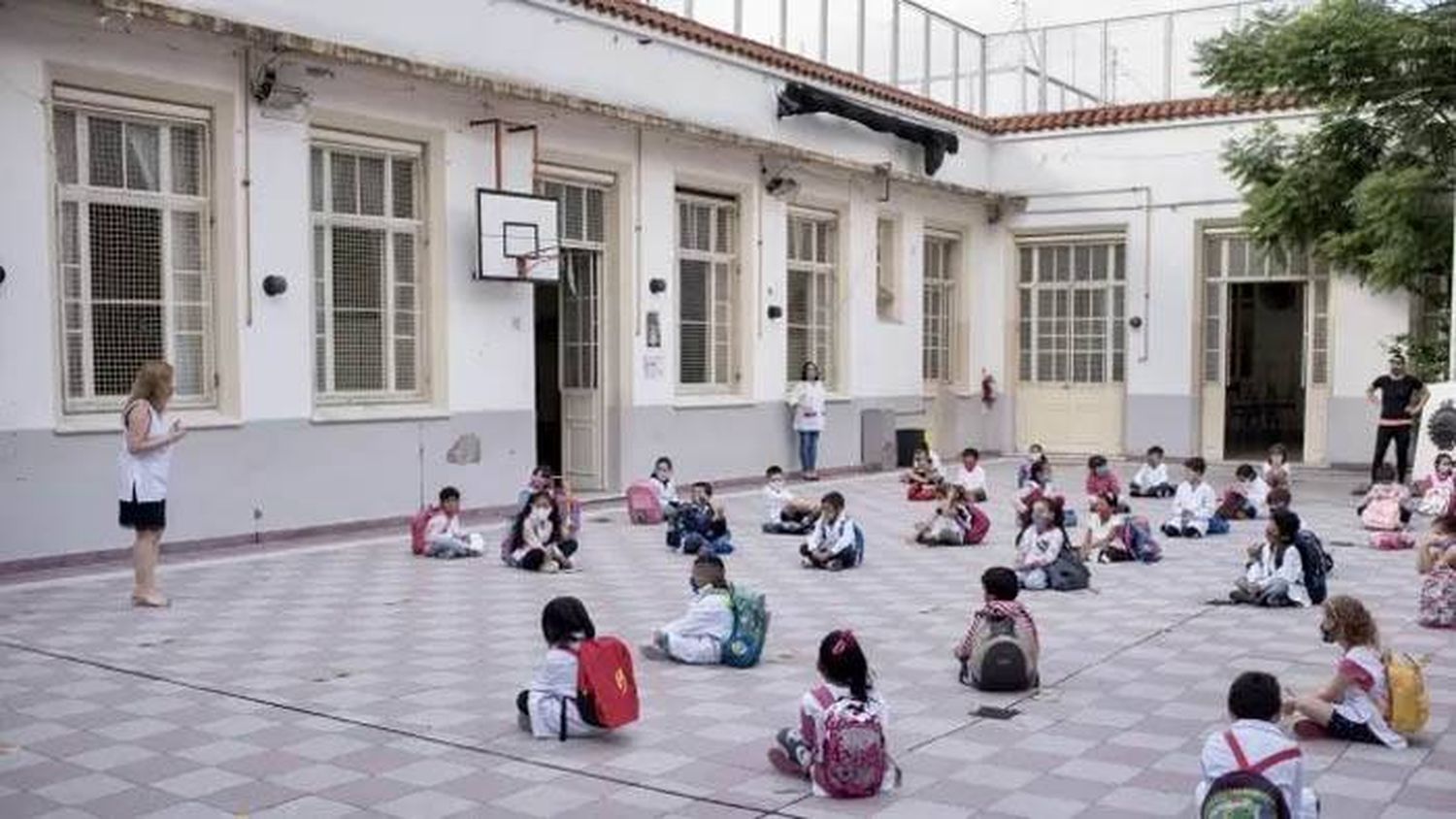 Alumnos de 2.100 escuelas porteñas volvieron a clases con barbijos y distanciamiento social