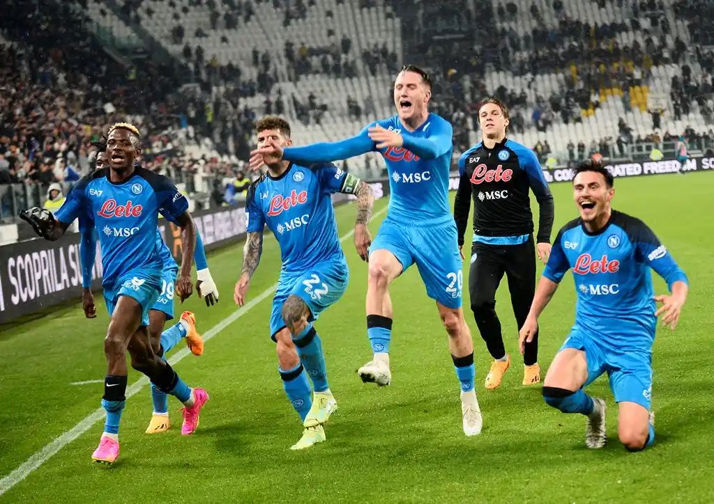Napoli superó a Juventus en el final