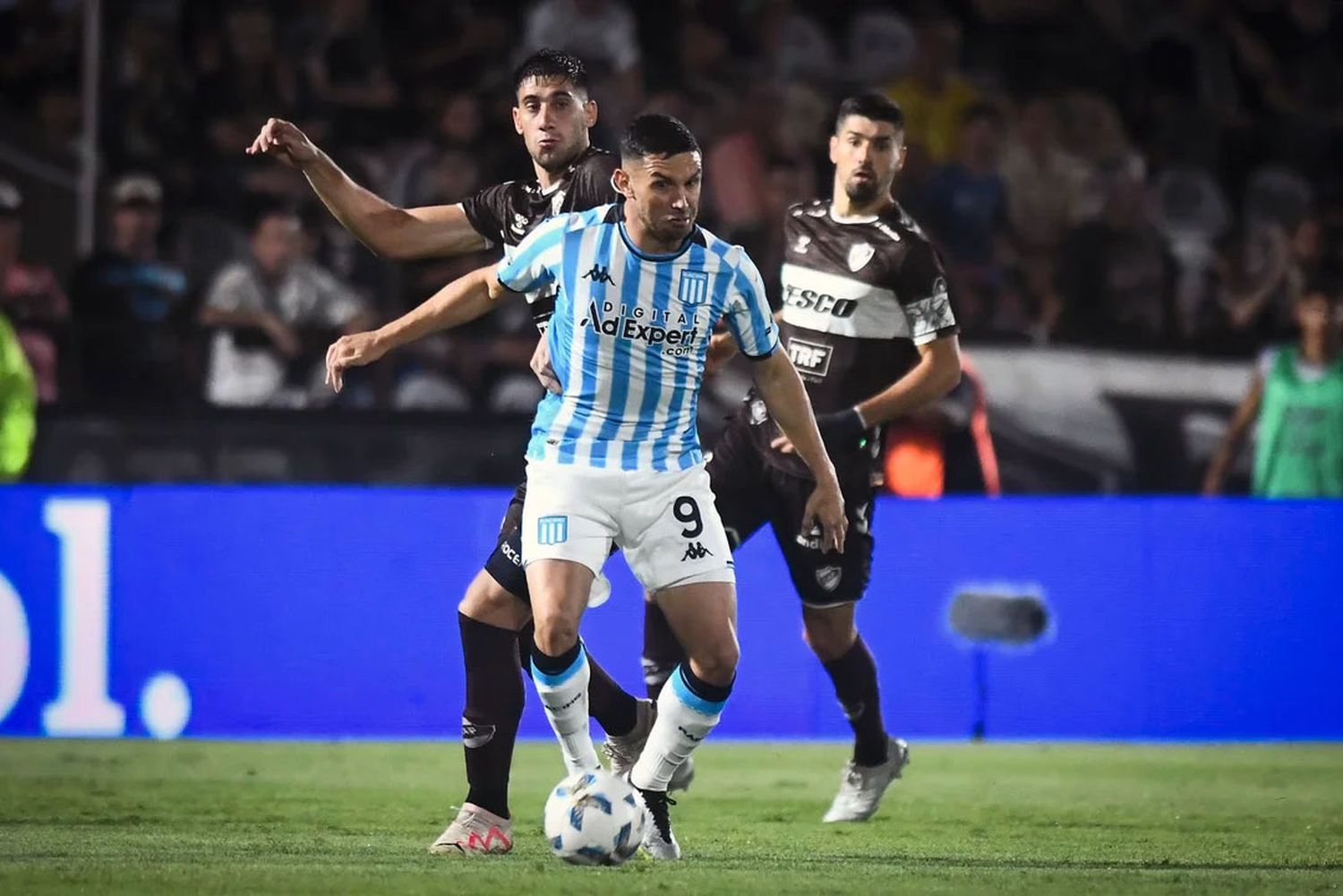 Racing recibe a Sarmiento de Junín y busca dar un paso más hacia los playoffs 