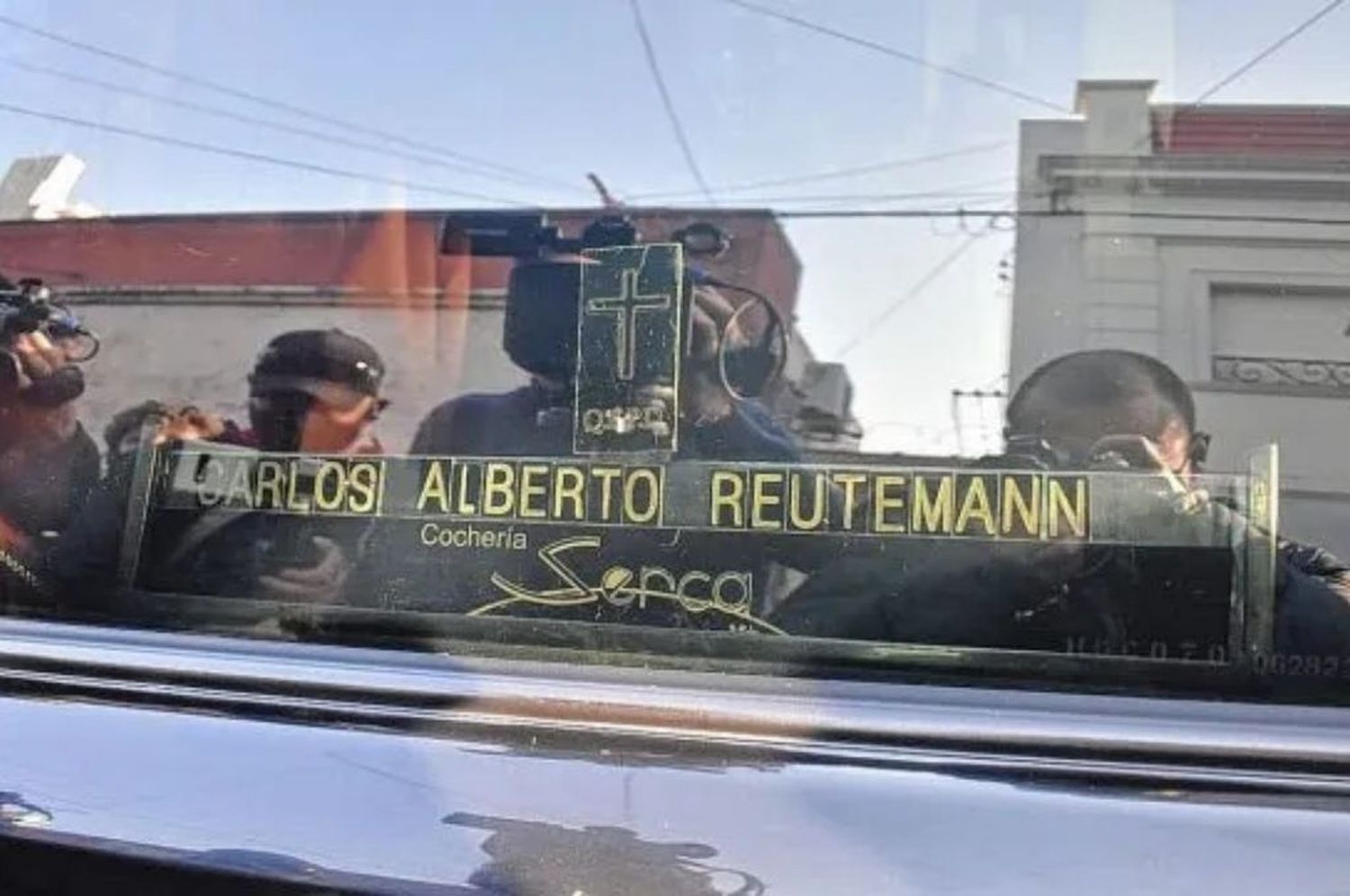 Trasladan los restos de Carlos Reutemann a un cementerio privado