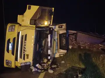 Vuelco de un camión con carga de pollo congelado en la RN14: tránsito reducido en la zona