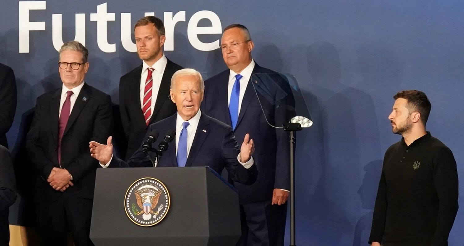 El primer ministro Sir Keir Starmer (izquierda) y el presidente ucraniano Volodymyr Zelenskiy (derecha) observan mientras habla el presidente estadounidense Joe Biden, este jueves en el Centro de Convenciones de Washington. Reuters