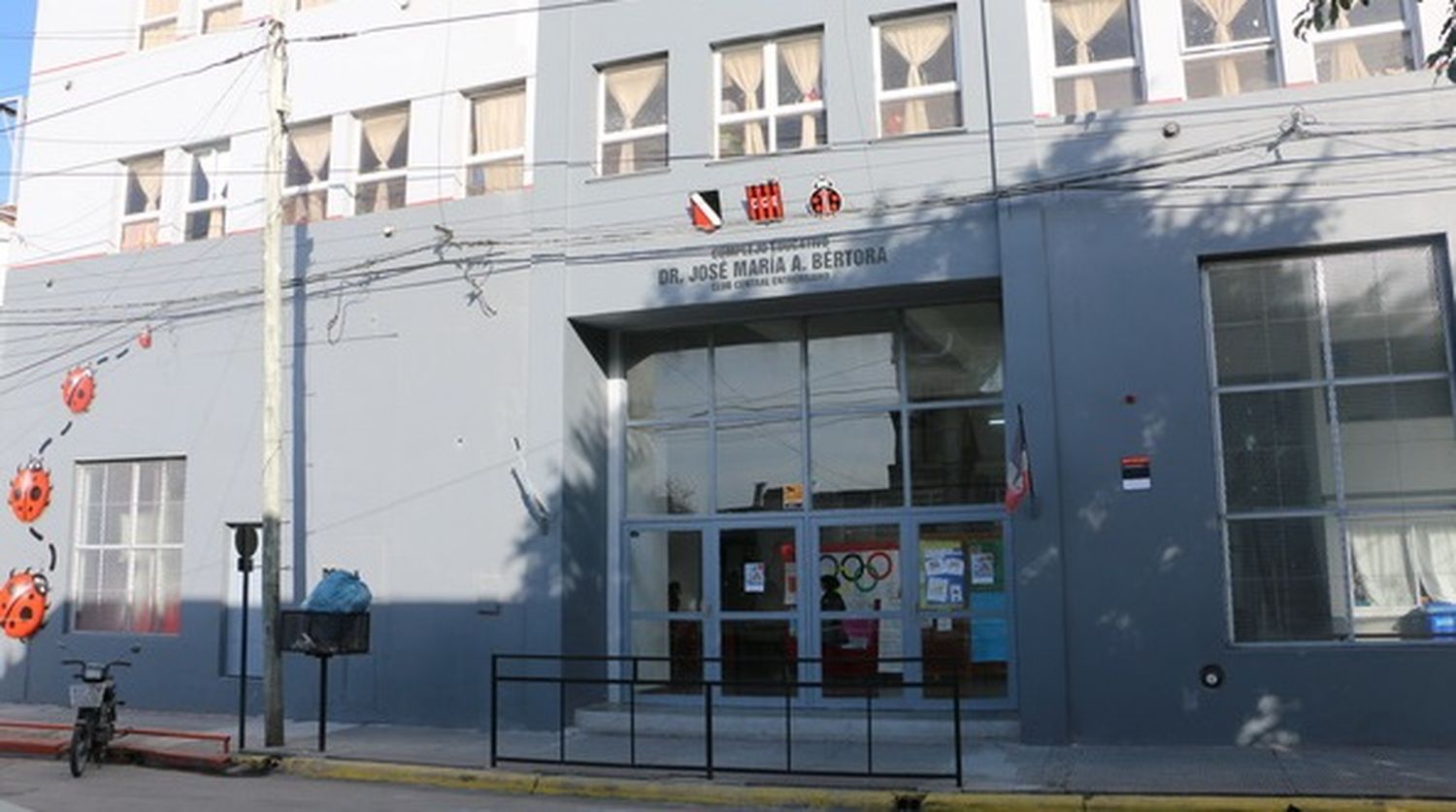 Un padre golpeó a un profesor en la escuela y el docente lo denunció