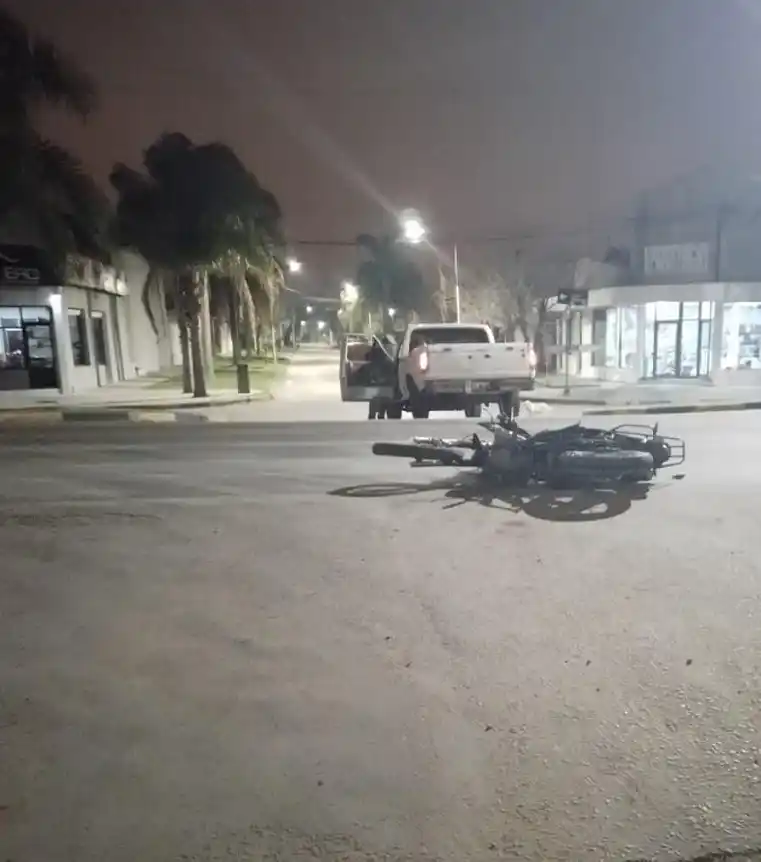 Colisión entre camioneta y motocicleta