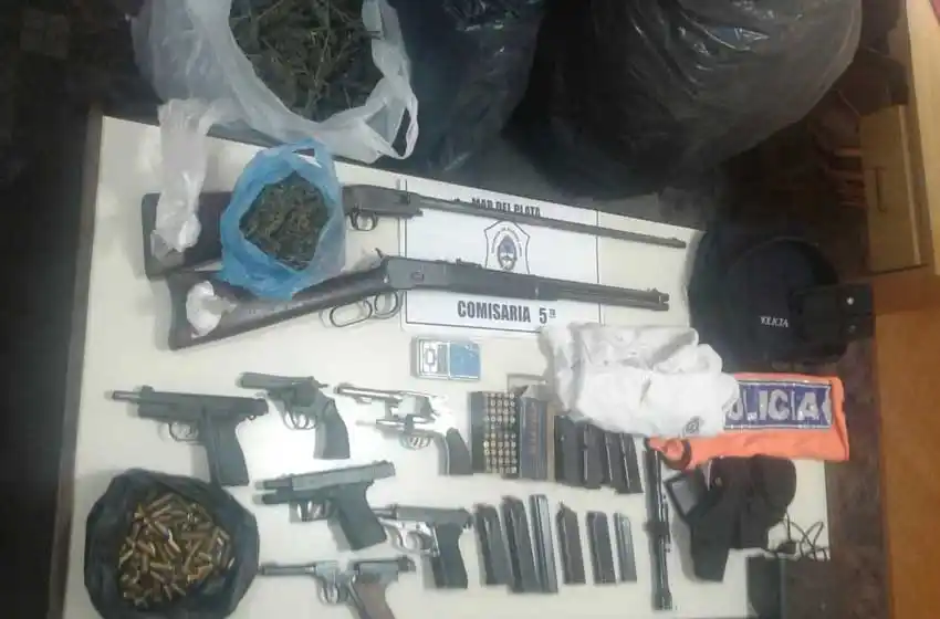 Tenían un arsenal, drogas y ropa de policía en su casa