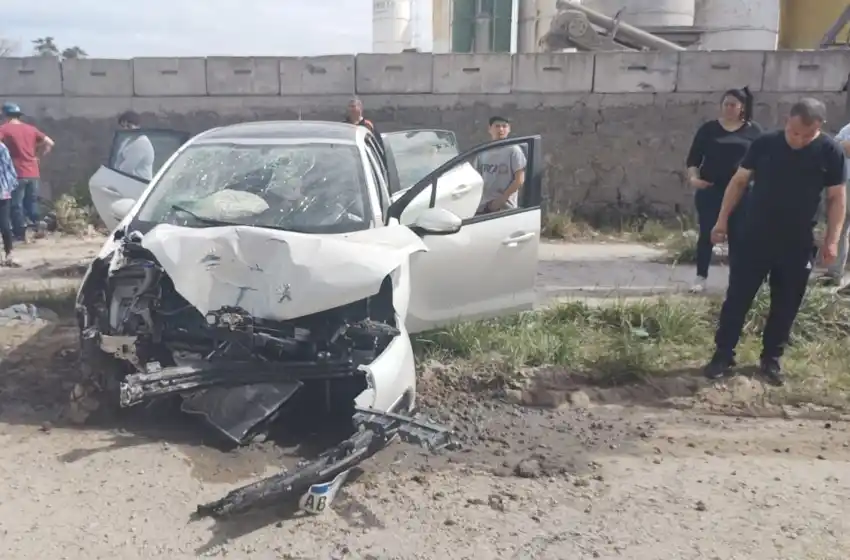 Borracho al volante impactó fuerte contra un poste de alta tensión