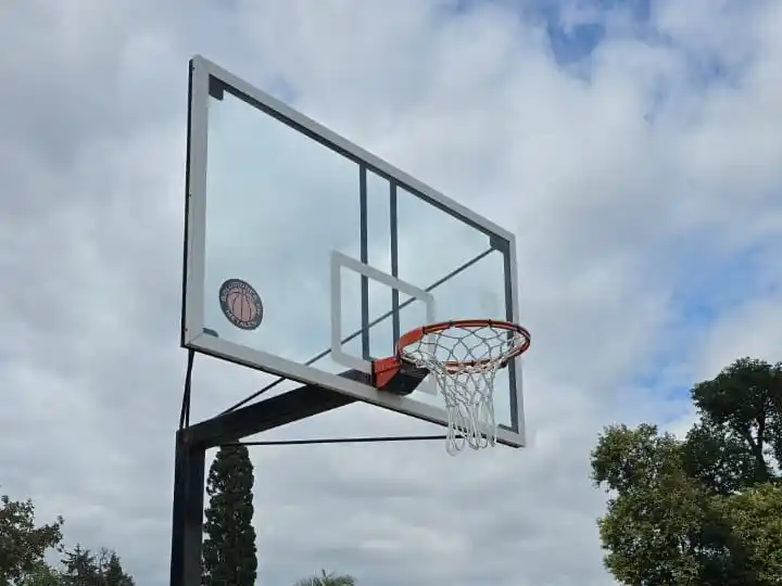 Se repusieron redes y tableros en canchas de básquet vandalizadas en distintos barrios.