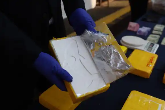 Caen 5 colombianos en Chile por almacenamiento de drogas