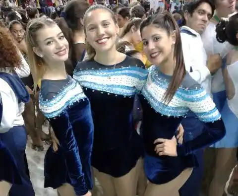 Lucía Martínez, Nadia Ortiz Villar y Luciana González en el desfile inaugural. 
