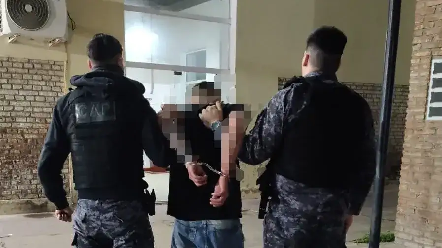 El joven de 21 años fue detenido tras agredir a golpes a un hombre durante una pelea callejera.