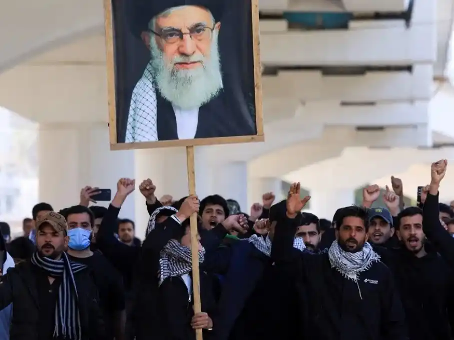 Manifestantes tras el asesinato del líder supremo.