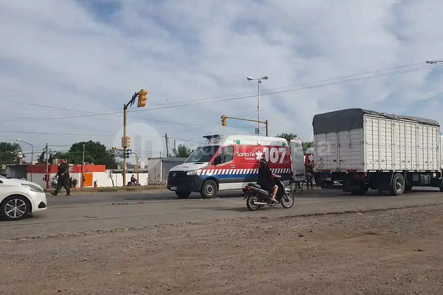 Un adolescente de 14 años fue atropellado por una moto mientras cruzaba la calle