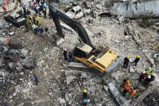 Vista aérea de trabajadores municipales trabajando en la zona afectada por una explosión en un establecimiento comercial en San Cristóbal, República Dominicana. 