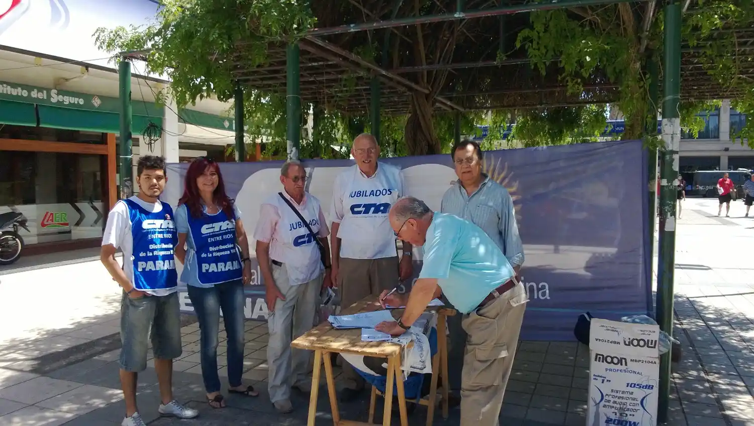 Jubilados juntaron firmas para exigir el 82 % móvil