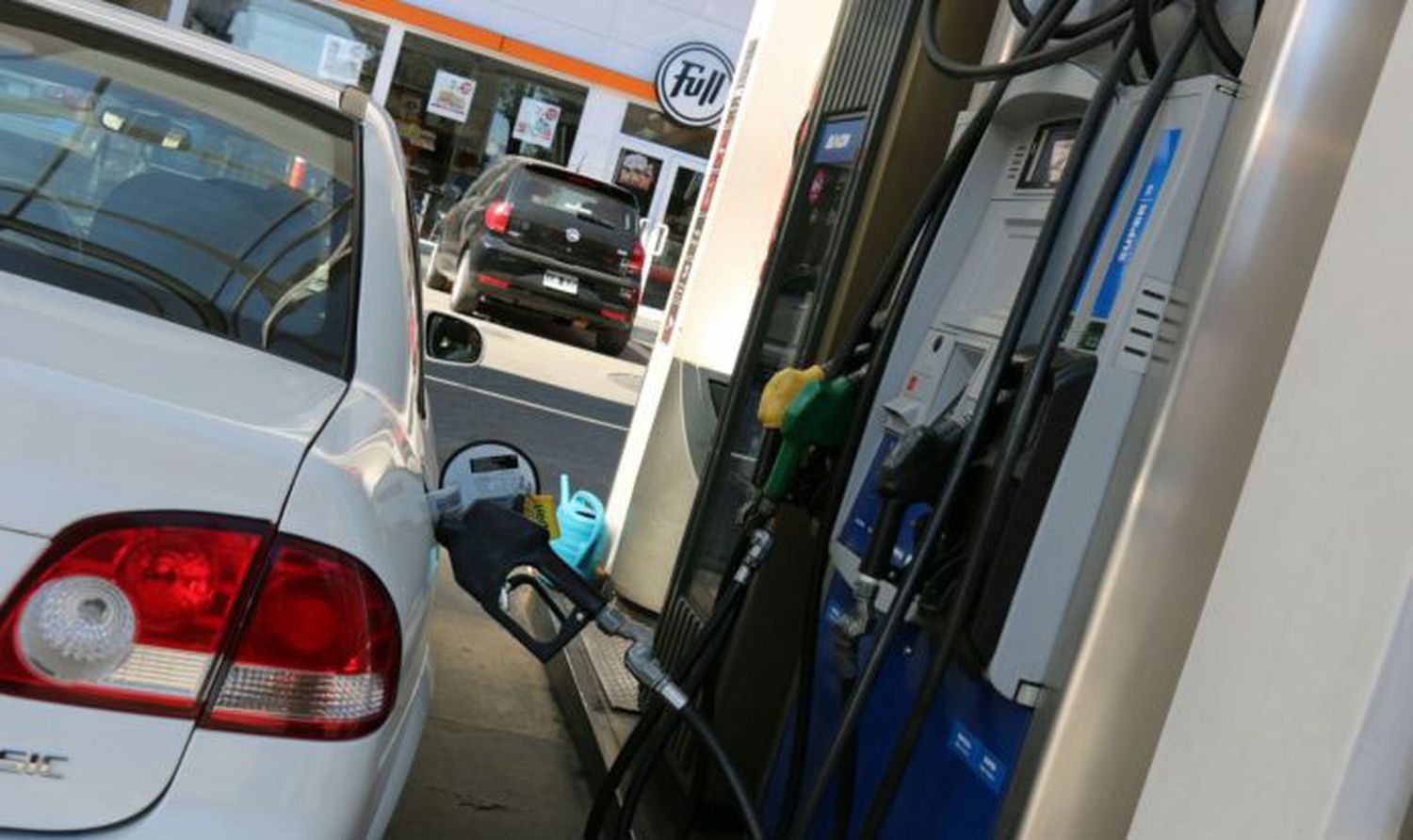 Los combustibles suben otro 37 por ciento tras la devaluación