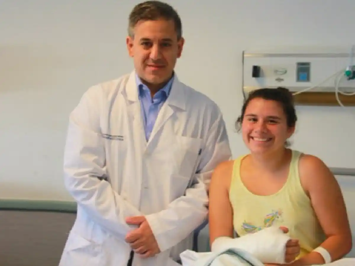 Le reconstruyen el pulgar a una joven con un dedo de su pie