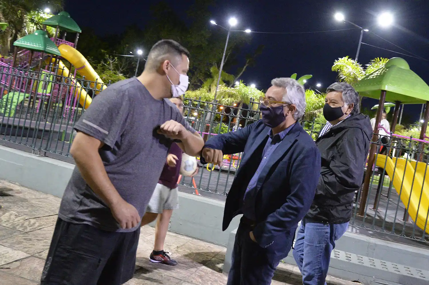 Julio Zamora verificó el funcionamiento de la nueva iluminación de la Plaza Mariano Moreno de La Paloma