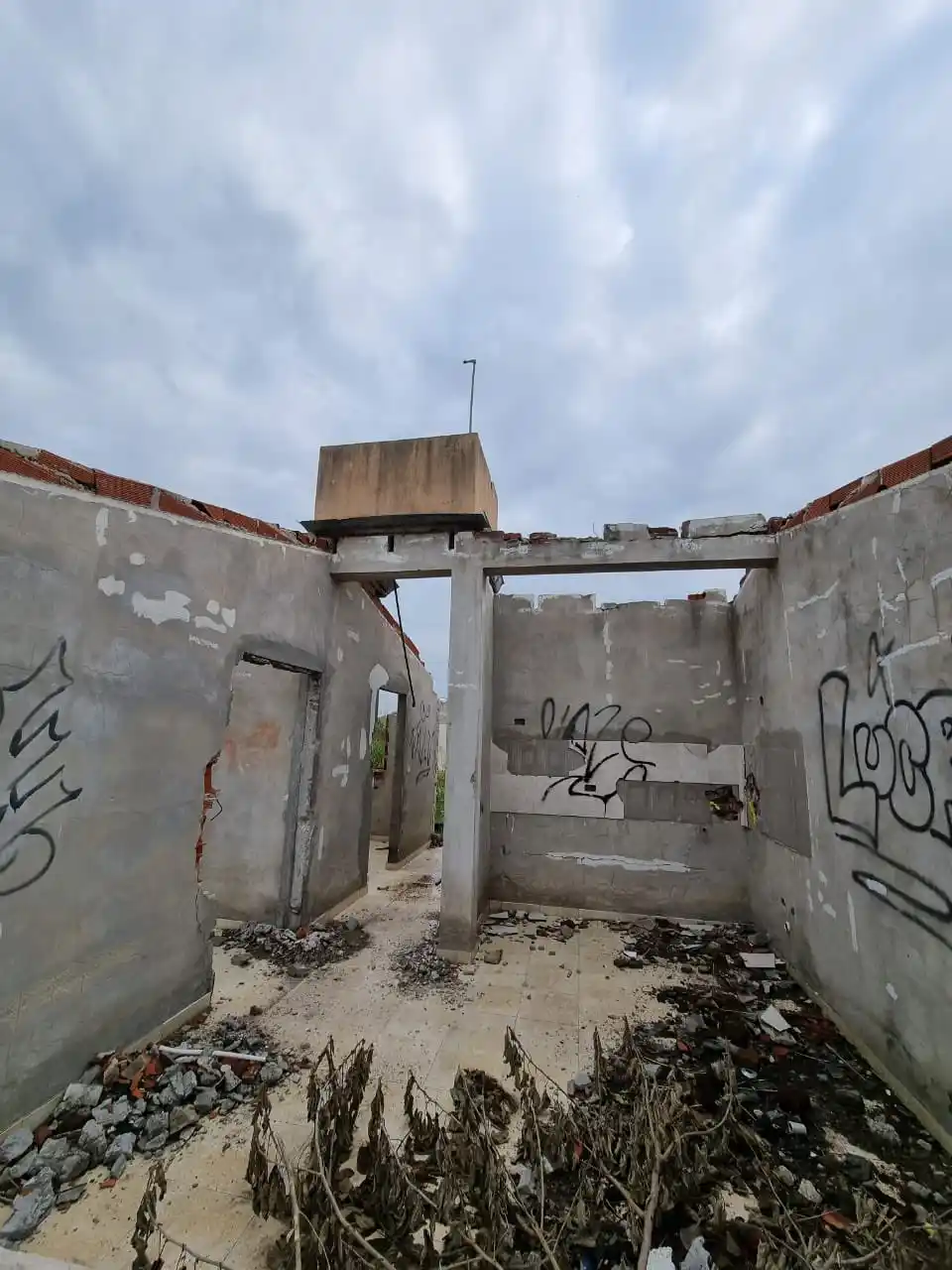 Santilli denunció el abandono de una obra de viviendas en Berazategui: A las horas anunciaron el llamado a licitación 